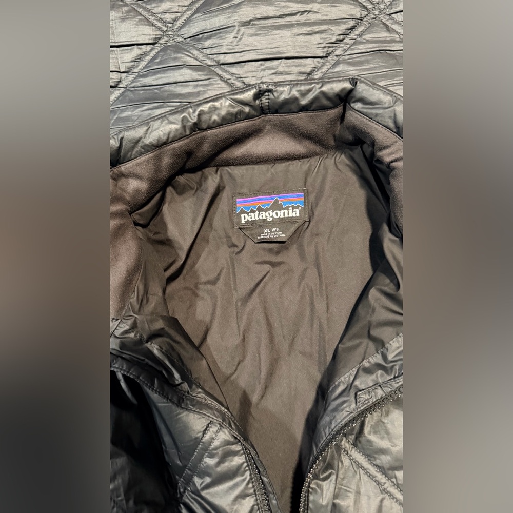 Patagonia Women's Pine Bank Insulated
Parka Size XL - Picture 6 of 6